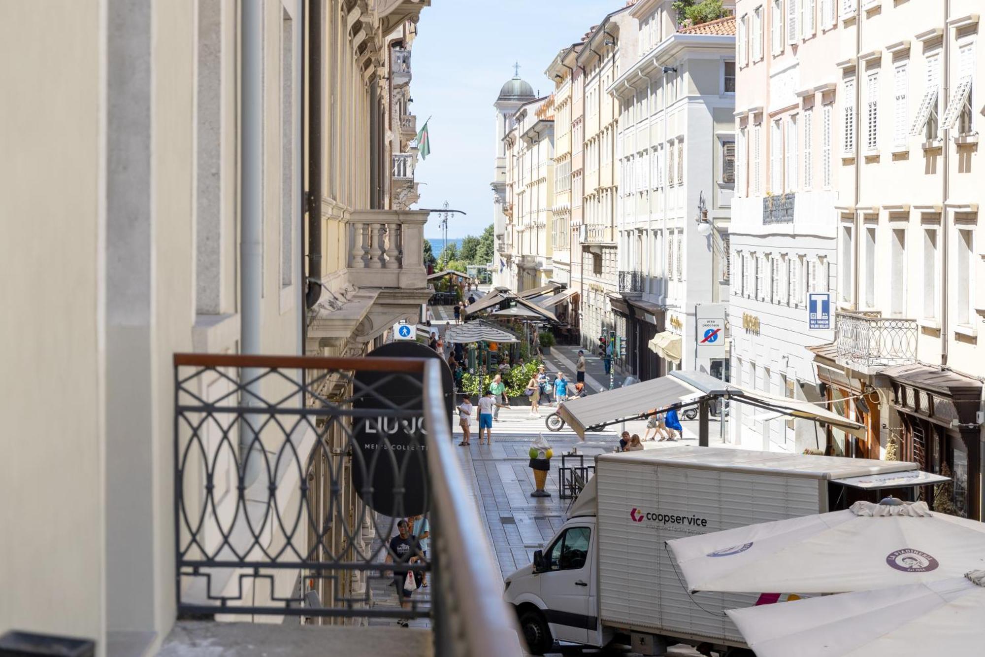 Teatro Romano Exclusive Suites Trieste Esterno foto